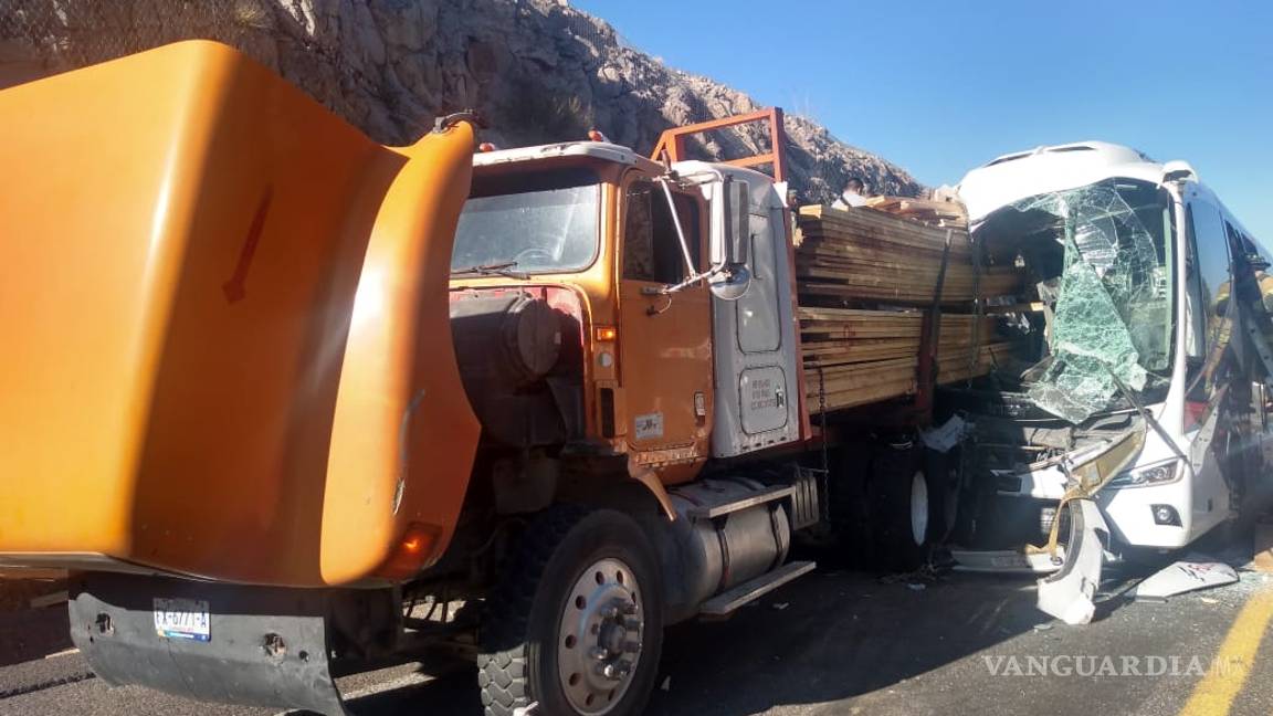$!Seis muertos y 21 lesionados en choque de autobús y camión en la carretera Durango - Mazatlán