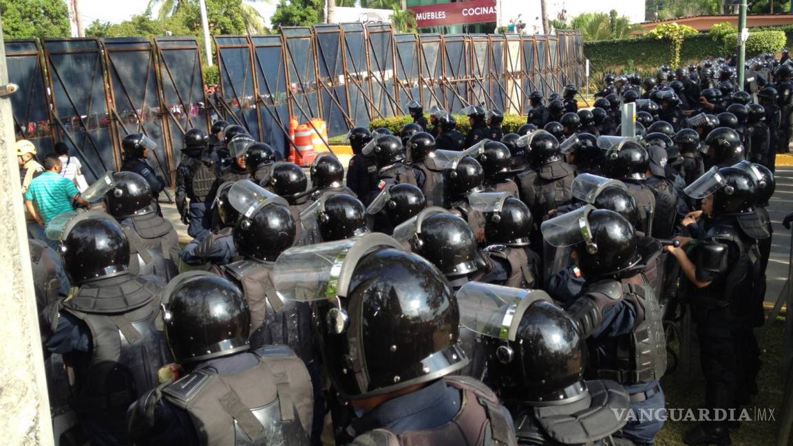 CNTE derriba vallas metálicas de la Policía Federal en Acapulco
