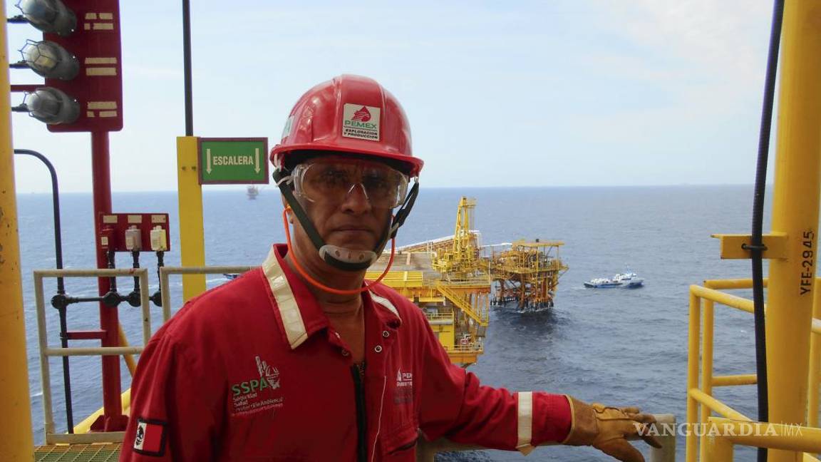 $!Empleados de plataformas petroleras, el alma de un sector en crisis en México