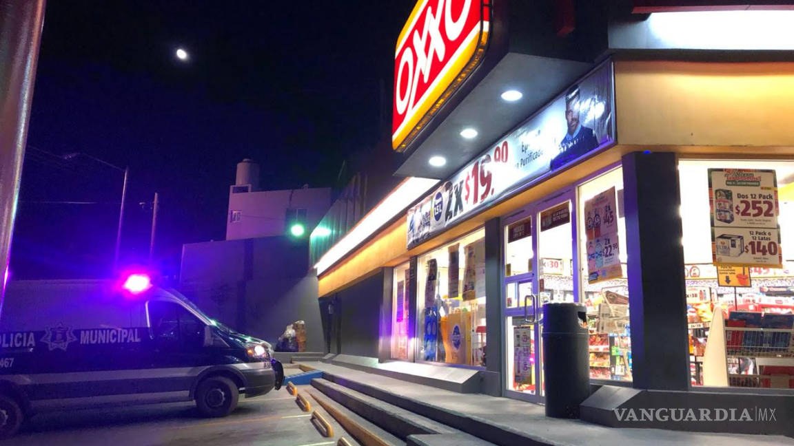 A punta de pistola, asaltan tienda de conveniencia en Saltillo