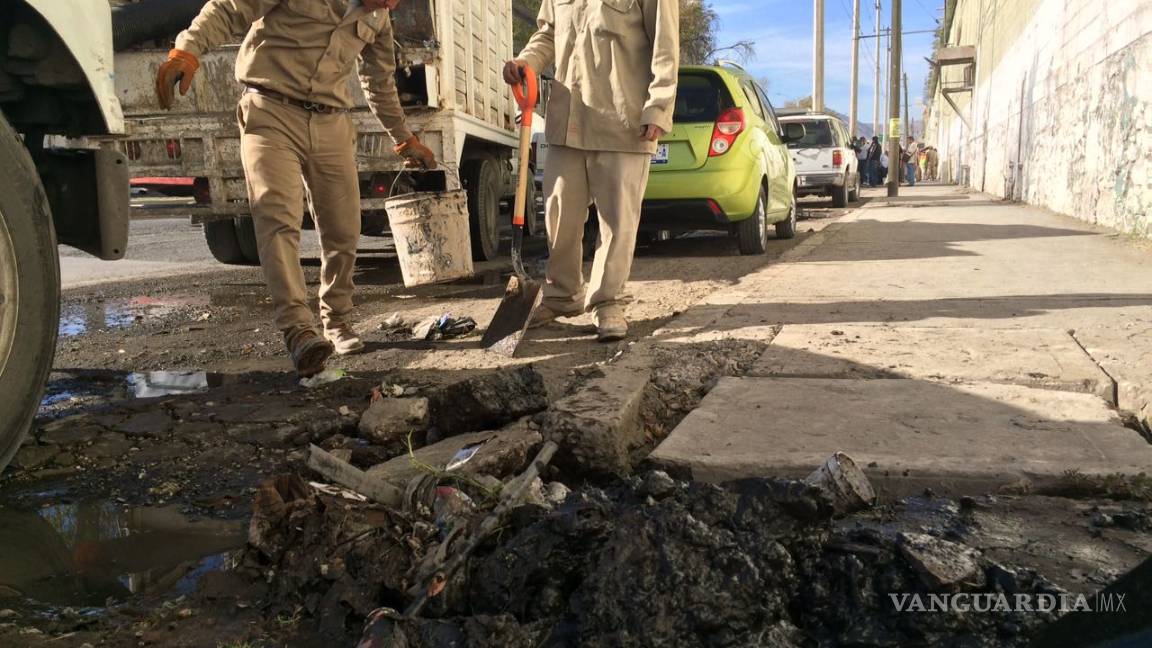 $!Realiza Simas trabajos de desazolve en el mercado Abastos de Torreón