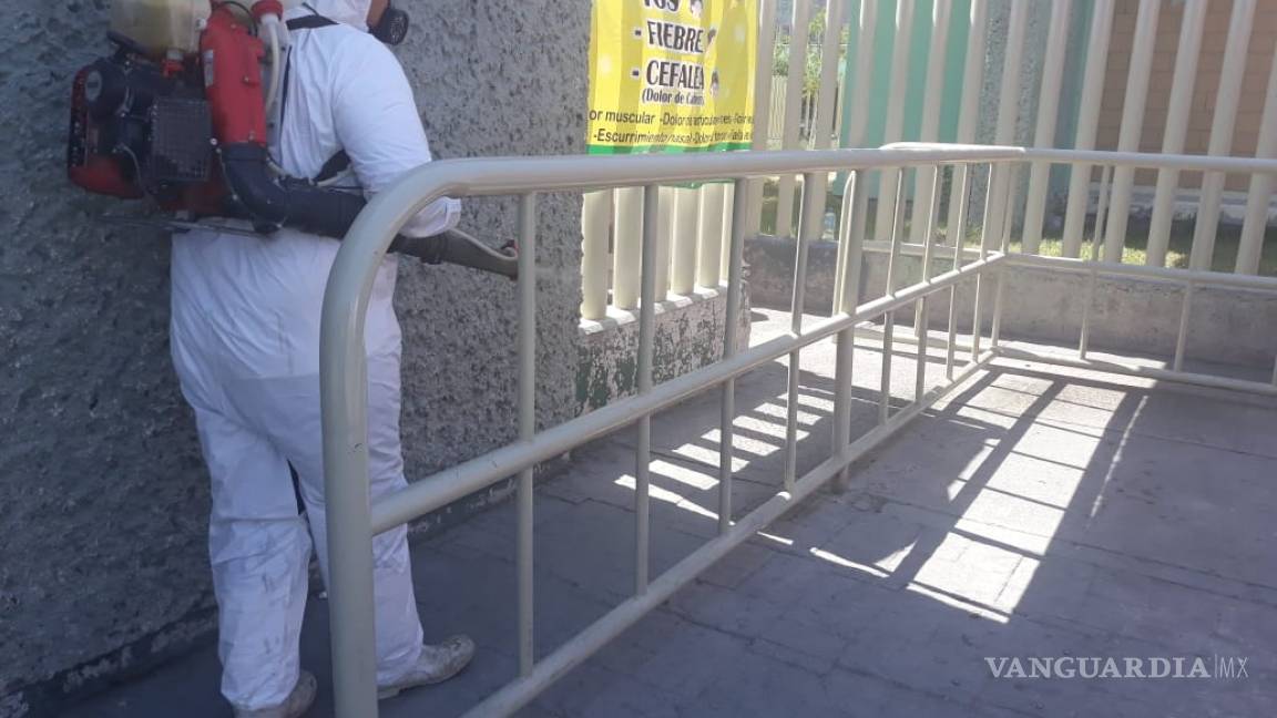 Ayuntamiento sanitiza hospitales de Torreón y reparte kits de contingencia