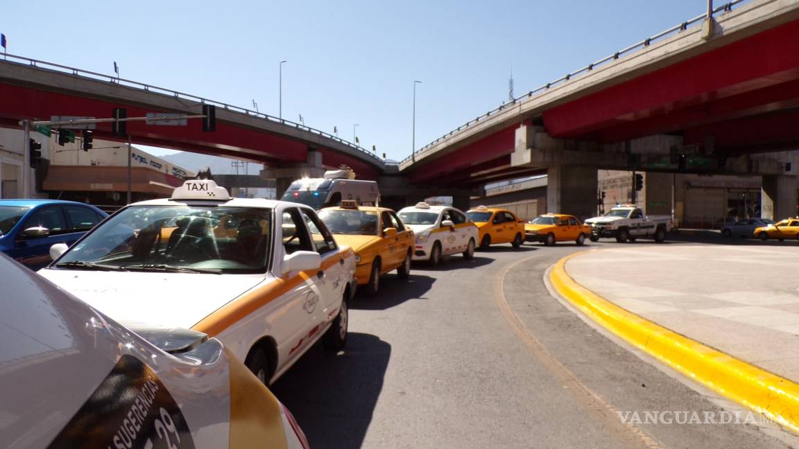 Salen taxistas de Saltillo a la caza de choferes de InDriver y Uber