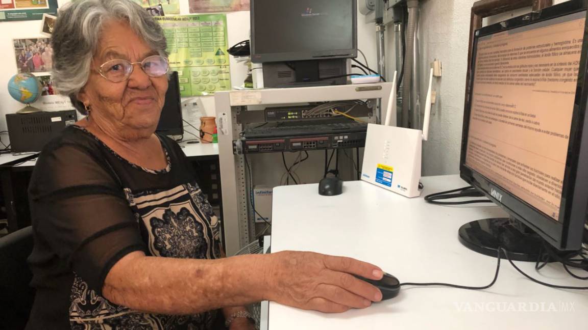 $!Busca superarse mujer saltillense y estudia la secundaria a sus 77 años; se convierte en un ejemplo en el día del estudiante