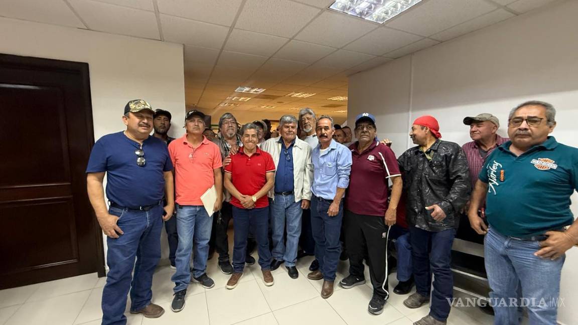 Ex trabajadores de AHMSA irrumpen en la Presidencia Municipal de Monclova