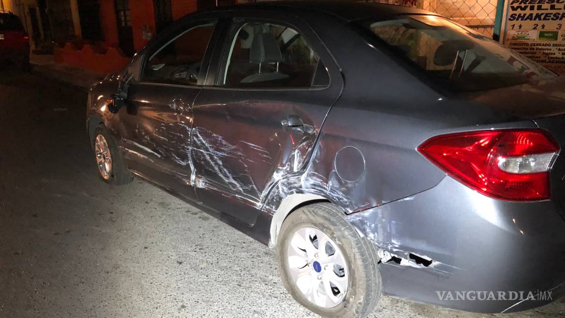 $!Transporte de personal ocasiona daños a varios vehículos en Saltillo