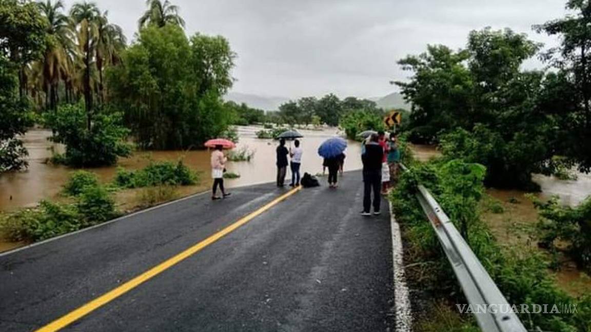 Narda dejó grandes inundaciones y deslaves en Oaxaca; toca tierra en Michoacán