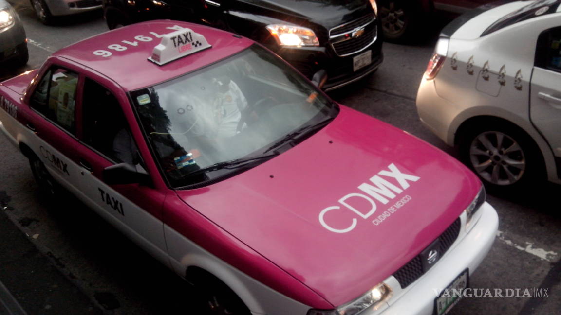 En CDMX taxista viola a pasajera