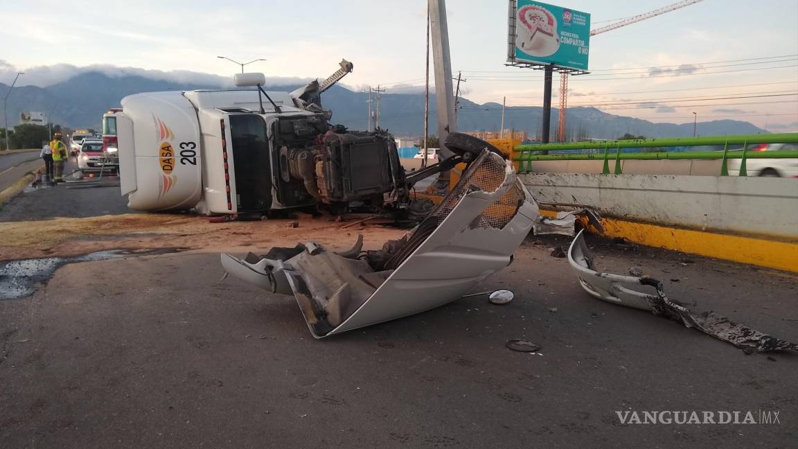 Vuelca tráiler en bulevar Nazario Ortíz en Saltillo; autoridades cierran carril de baja velocidad