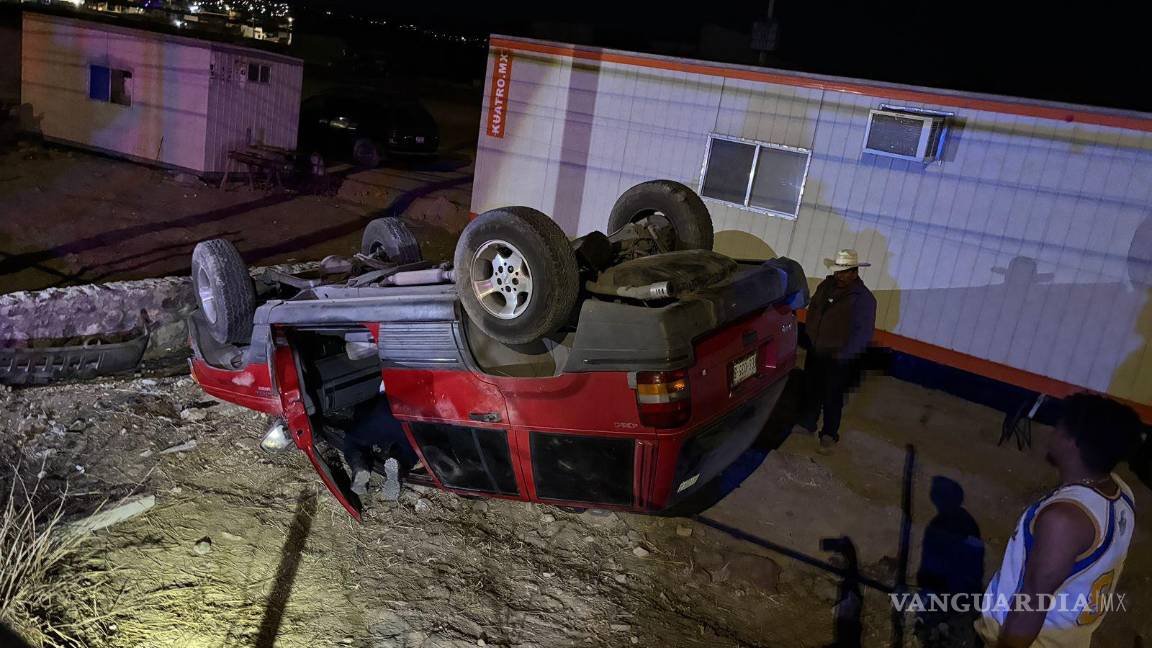 $!Vigilantes del lugar auxiliaron al conductor y alertaron a las autoridades tras el impacto.