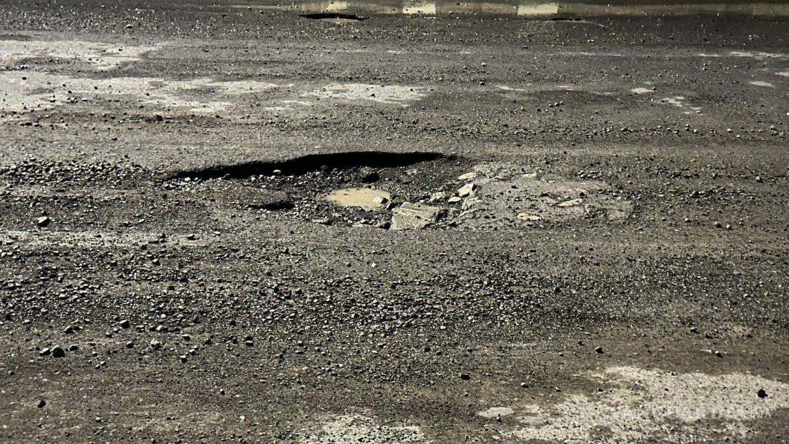 $!El conductor habría perdido el control del Mazda al pasar sobre un bache, lo que provocó el impacto contra la barrera.