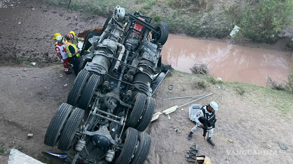 Muere trailero prensado en carretera Saltillo-Torreón