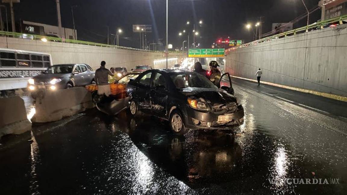 $!El pavimento mojado y el exceso de velocidad llevaron a nueve automovilistas a impactarse entre sí.