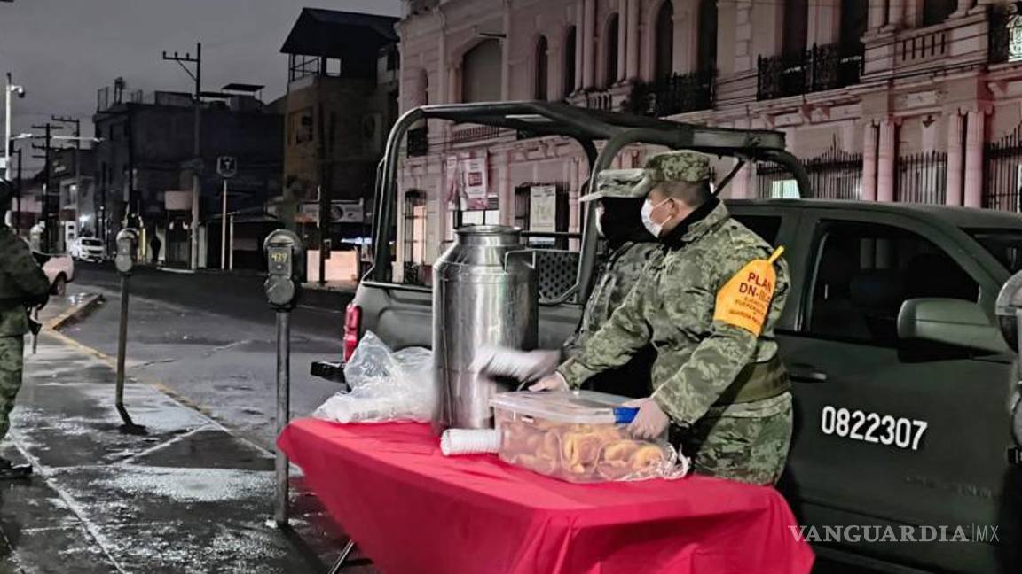 $!Reparte Ejército pan y bebidas calientes por bajas temperaturas en NL