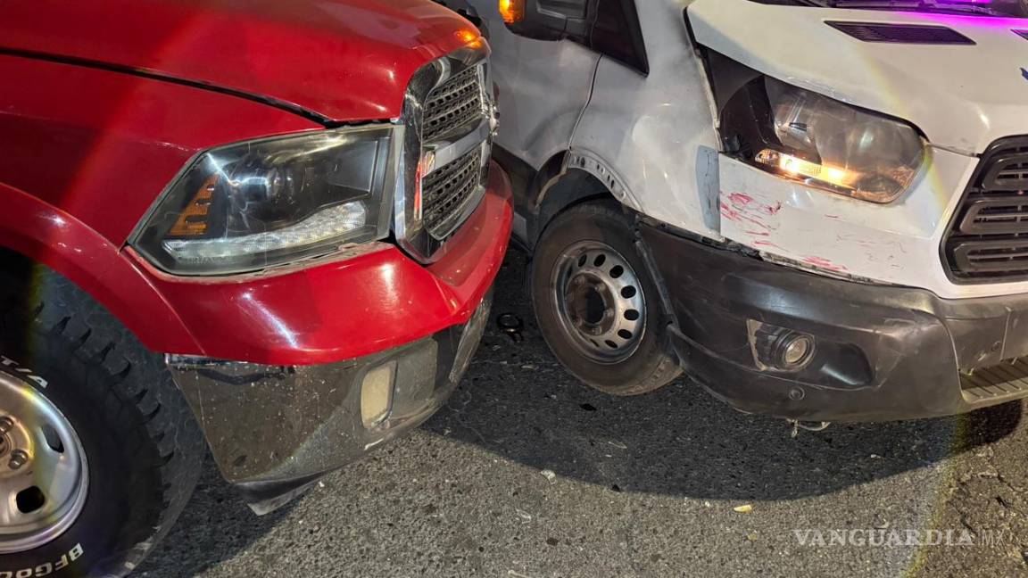 $!Las unidades involucradas permanecieron sobre la vía hasta la llegada de las autoridades.