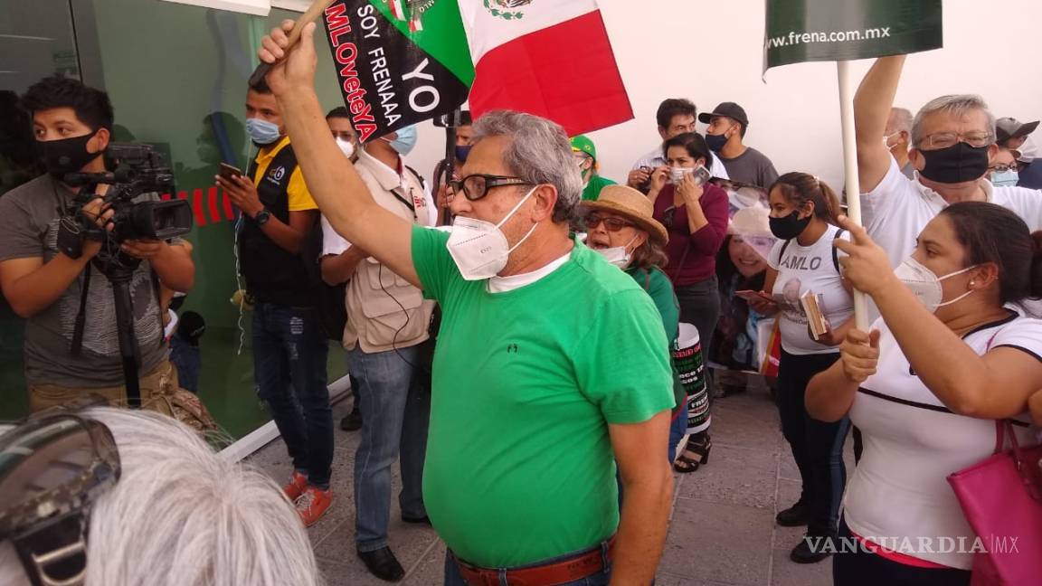 $!Chocan simpatizantes y opositores en arribo de AMLO a Torreón