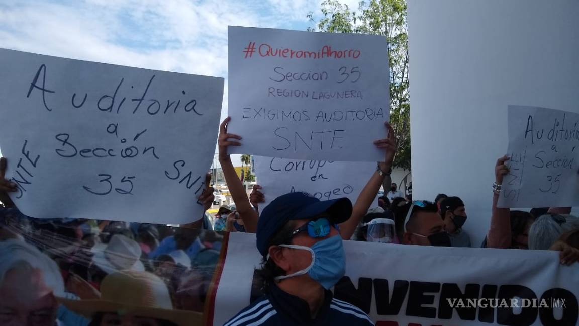 $!Chocan simpatizantes y opositores en arribo de AMLO a Torreón