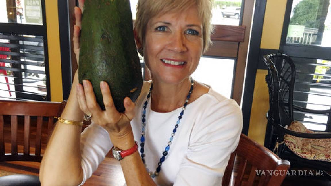 Mujer encuentra aguacate de 2,3 kilogramos en Hawai
