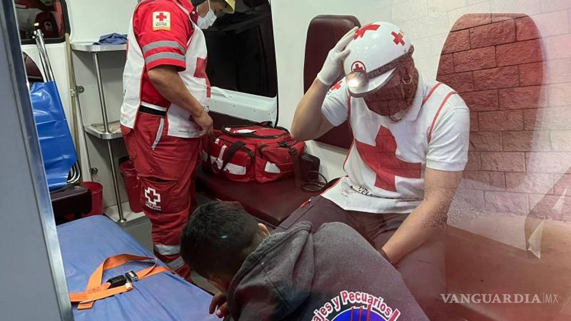 $!Familiares del afectado solicitaron la ayuda de una ambulancia.