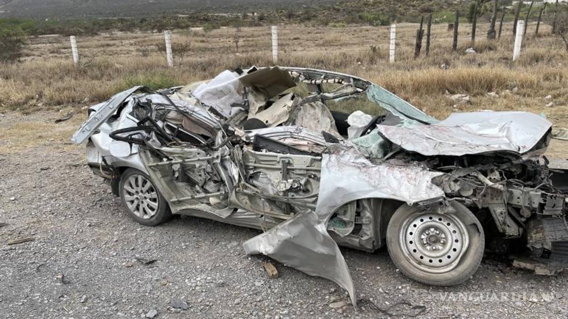 $!El auto resultó totalmente afectado y con daños irreparables.