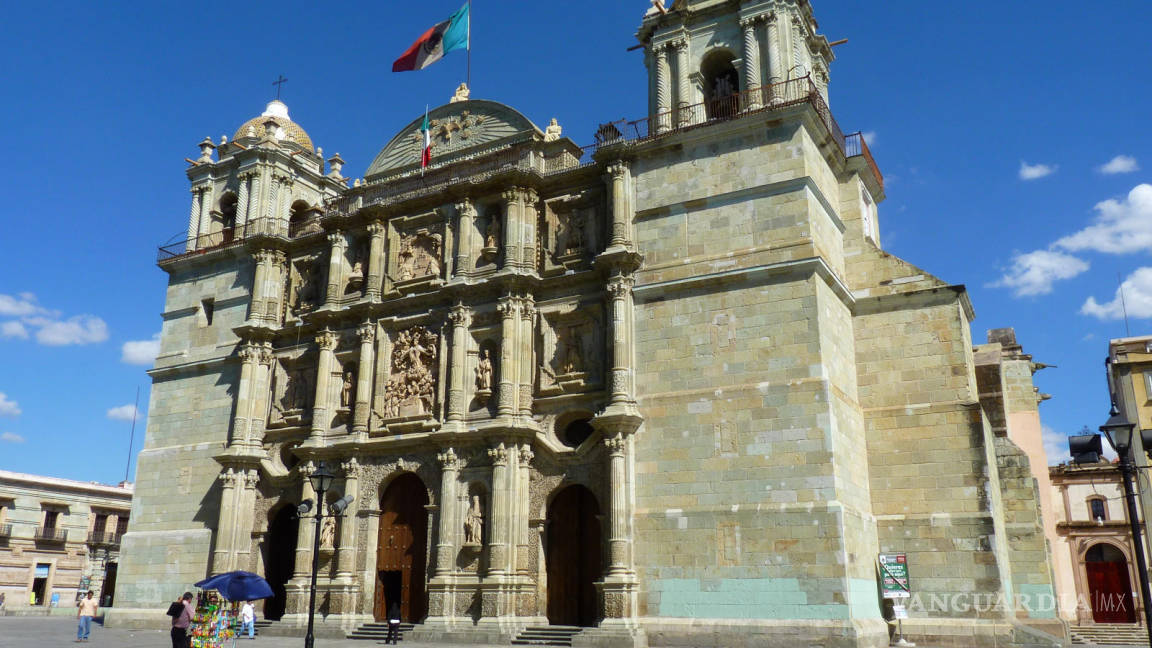 Detienen a sacerdote encargado de la Catedral de Oaxaca por violar a joven