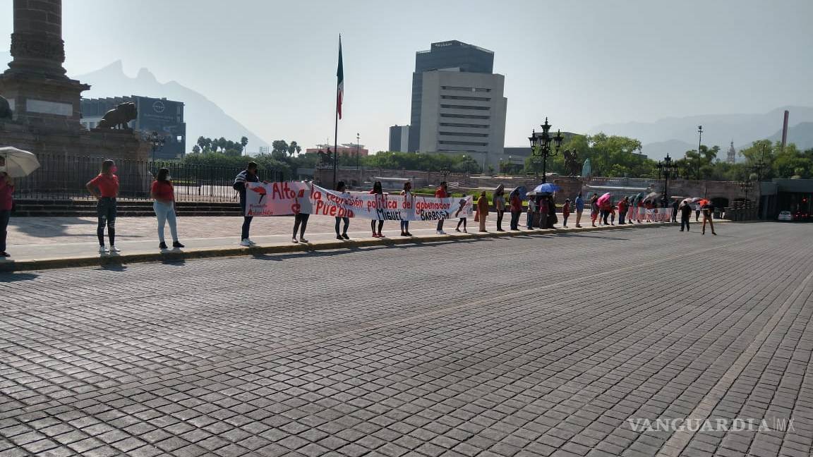 Protestan en Monterrey contra AMLO con cadena humana