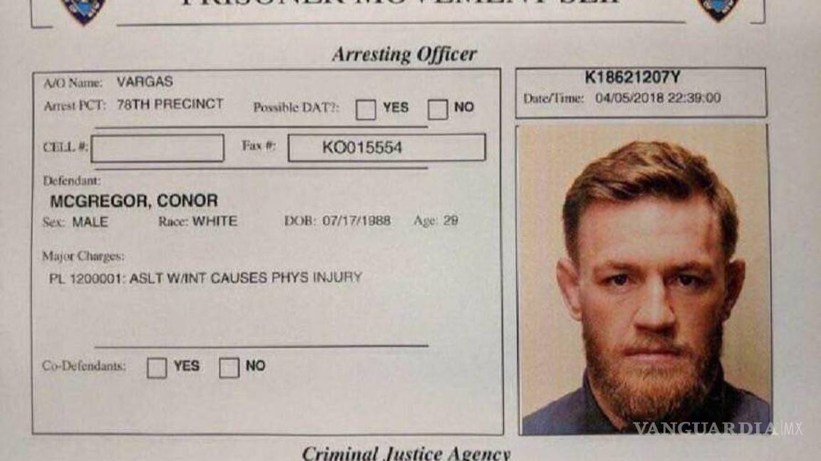 $!Conor McGregor salió de la estación de policía esposado