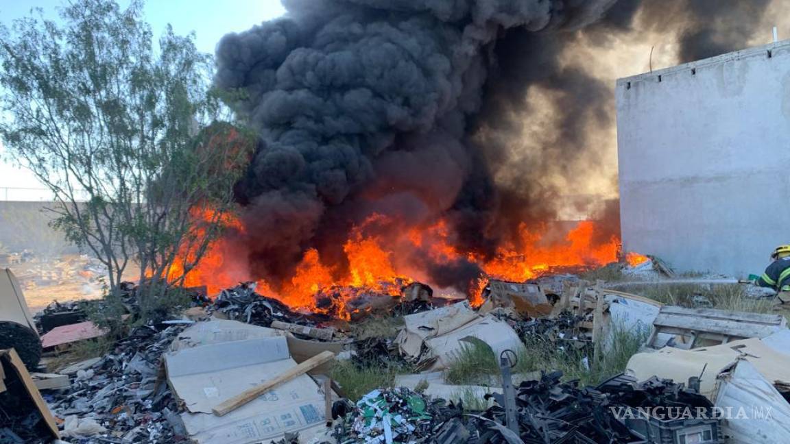 Sufre fuerte incendio bodega clandestina de plásticos en Frontera
