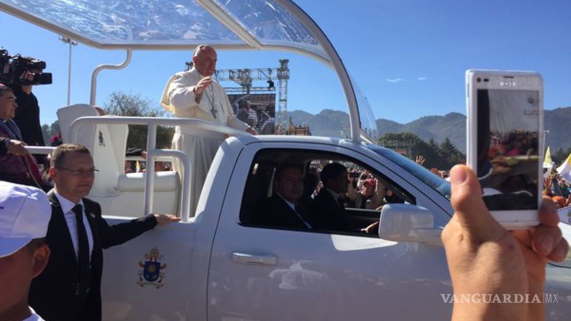 Papa llega a altar para oficializar misa multitudinaria en San Cristóbal de las Casas