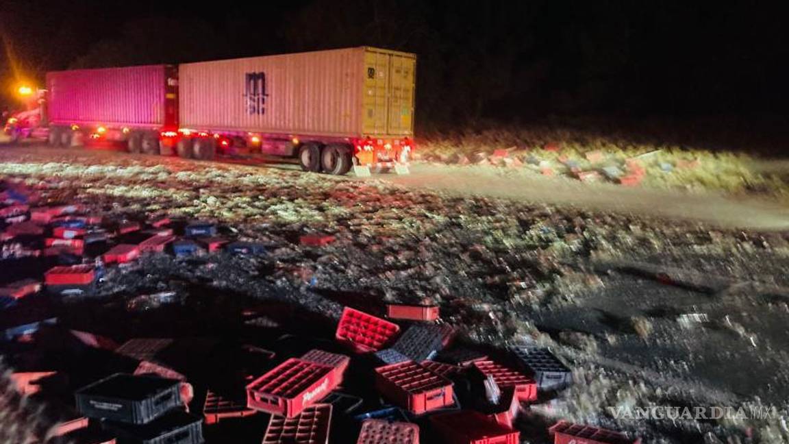 $!La carga derramada del tractocamión bloqueó parcialmente ambos sentidos de la carretera, generando tráfico y complicaciones en la circulación.