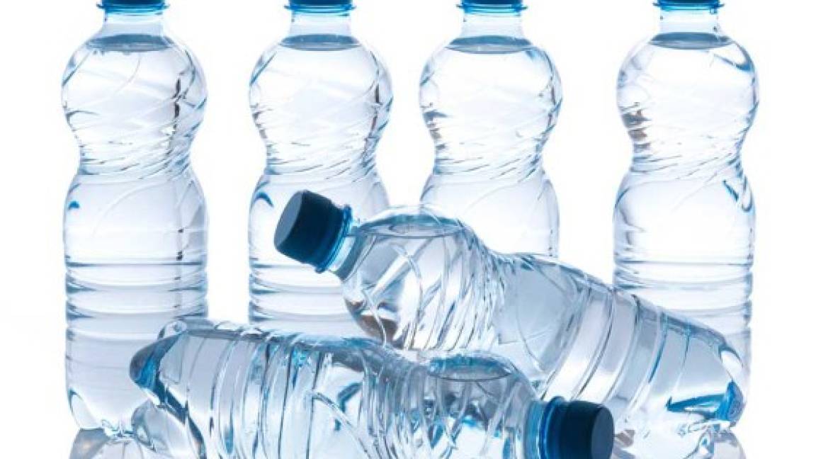 Arrestan a pareja por querer comprar 'demasiadas' botellas de agua