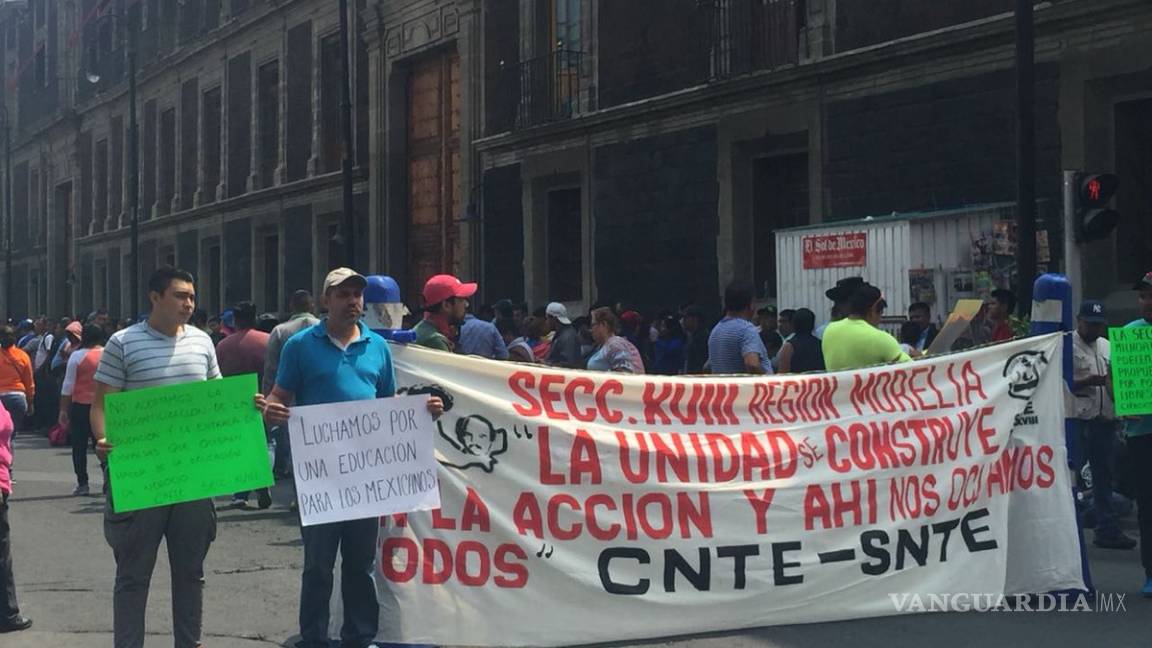 CNTE se manifiesta frente a la SEP