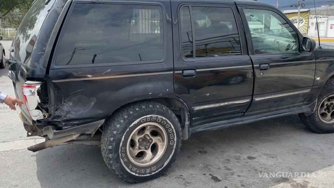 $!Accidente vial en el cruce de Alejandrina y Luis Echeverría Álvarez entre una camioneta y una motocicleta.