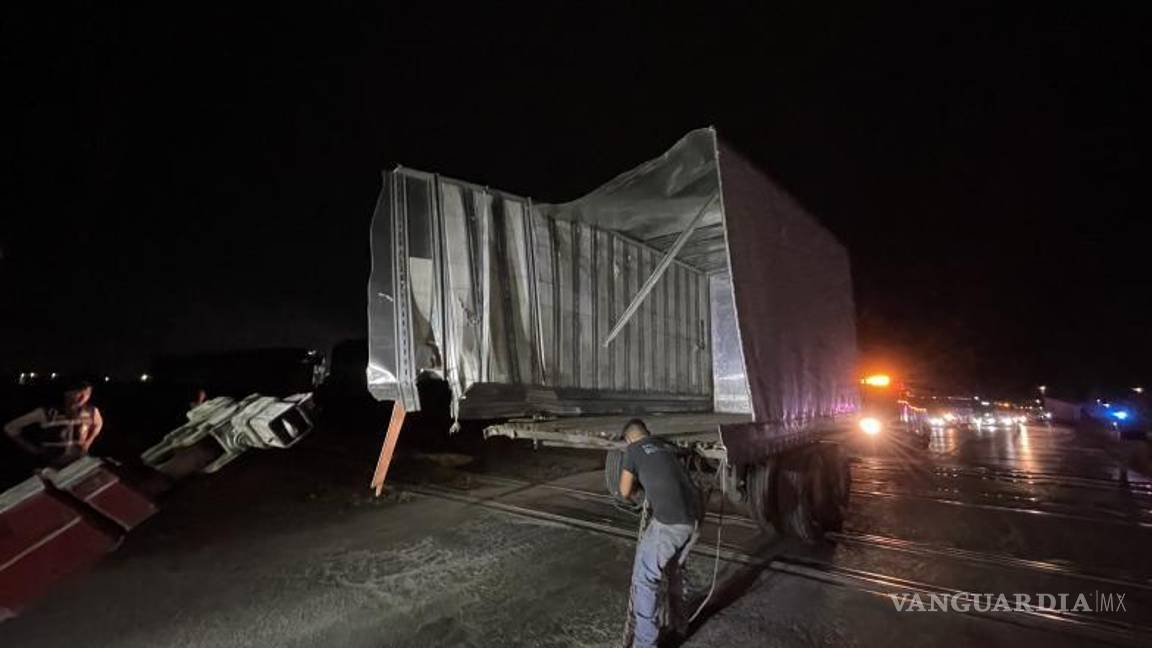 $!El tráfico fue detenido, ya que no se podía pasar de un carril a otro, así que los autos comenzaron a congestionar ambos sentidos de la vía.