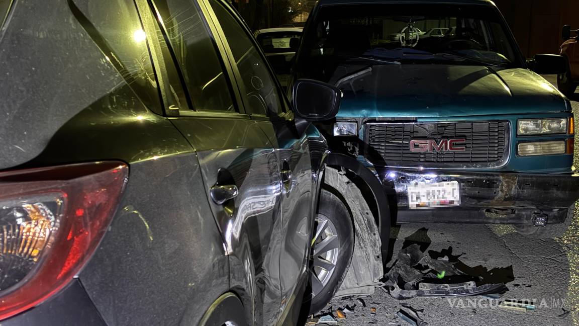 $!El vehículo Mazda que se encontraba estacionado resultó afectado por el choque durante la madrugada.