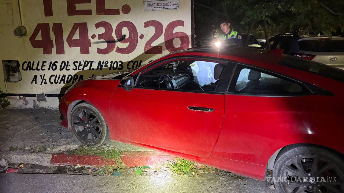 $!El Honda Civic terminó sobre la banqueta tras el fuerte impacto registrado en el cruce de Nigromante y Francisco Zarco.