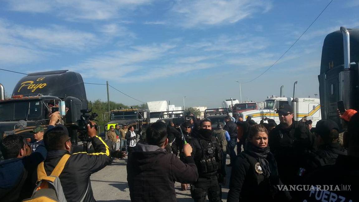 $!Estalla violencia en Monclova; Policías desalojan a manifestantes