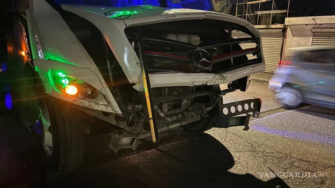 $!La unidad de transporte de personal involucrada contaba con la vía preferencial al momento del fuerte choque en la colonia Chamizal.