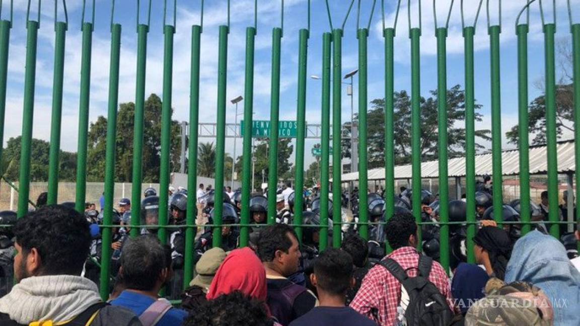 Migrantes intentan cruzar a la fuerza puente fronterizo en Chiapas