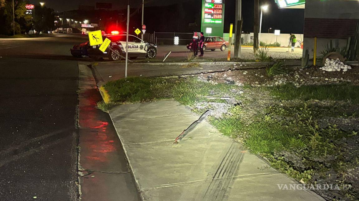 $!El vehículo terminó sobre el acotamiento, tras derribar varios señalamientos viales.