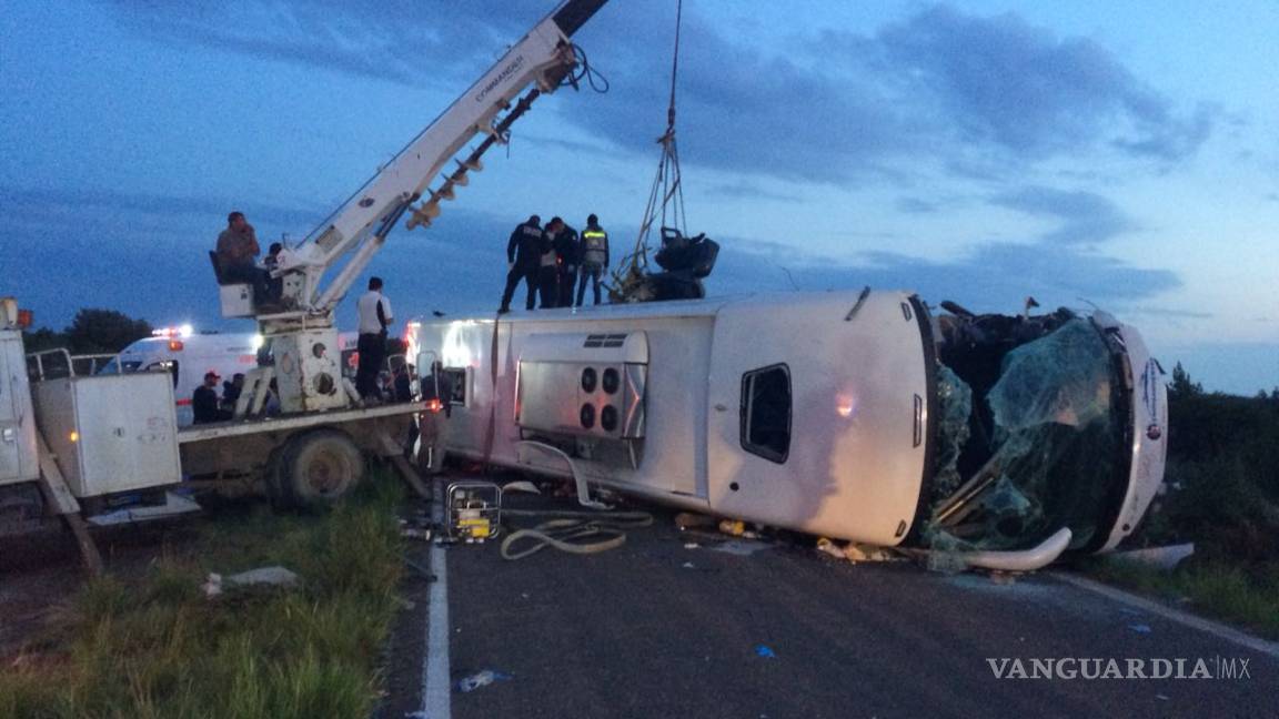 Confirman 10 muertos y 35 lesionados en choque en la carretera Durango-Parral