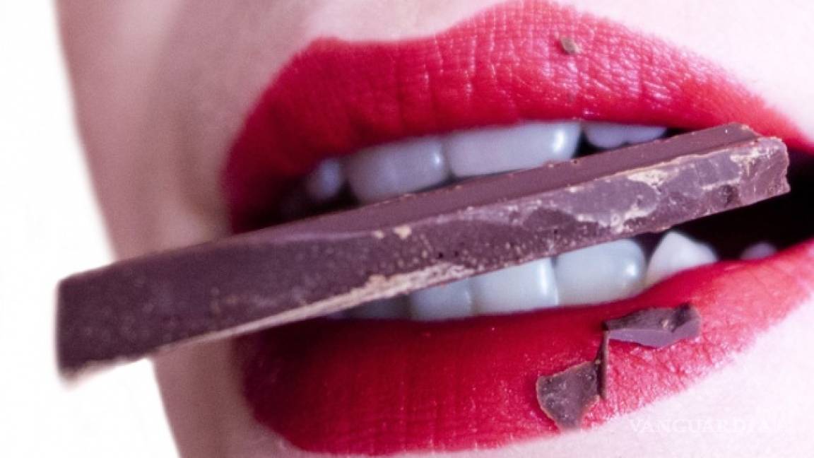 Derretir chocolate en la boca acelera más los latidos que un beso