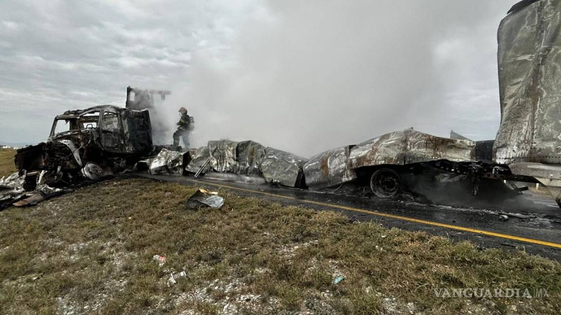 Cierran autopista Laredo-Monterrey por choque e incendio de tráileres