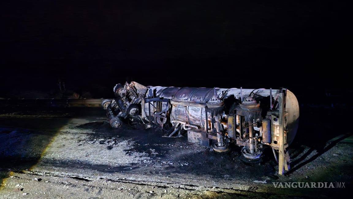 $!El tráiler quedó completamente calcinado tras ser consumido por el incendio en la carretera 40-D.
