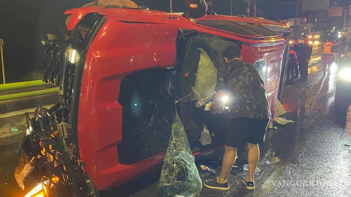 $!Automovilistas detuvieron su marcha para auxiliar a la familia y pedir ayuda.