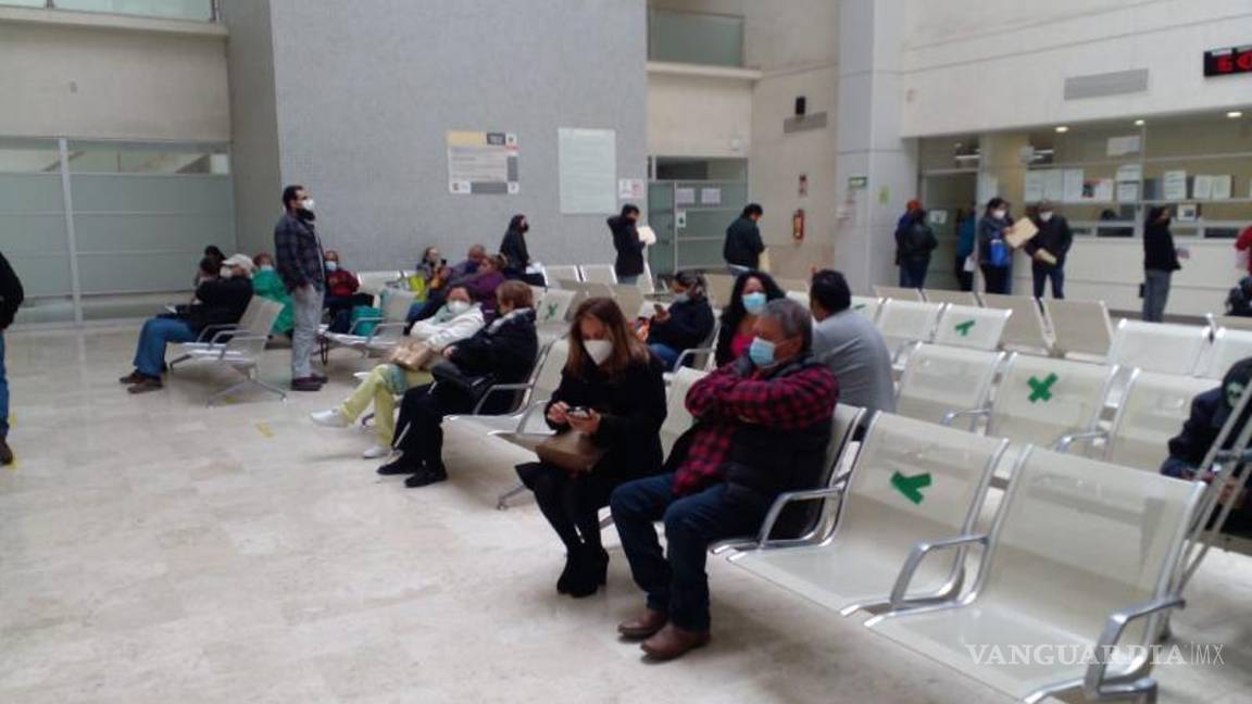 $!Médicos pensionados, falta de medicamentos e insumos son algunas de las causas que especialistas atribuyen a las presiones.