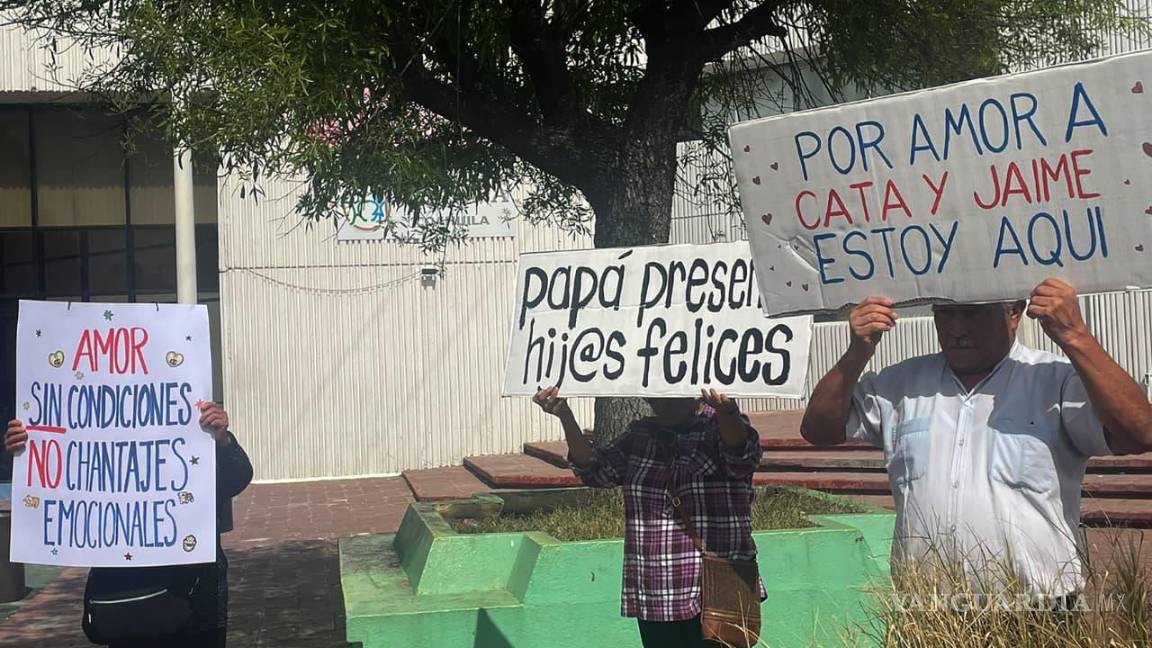 $!Los manifestantes señalaron que algunos padres llevan hasta cinco años sin ver a sus hijos.