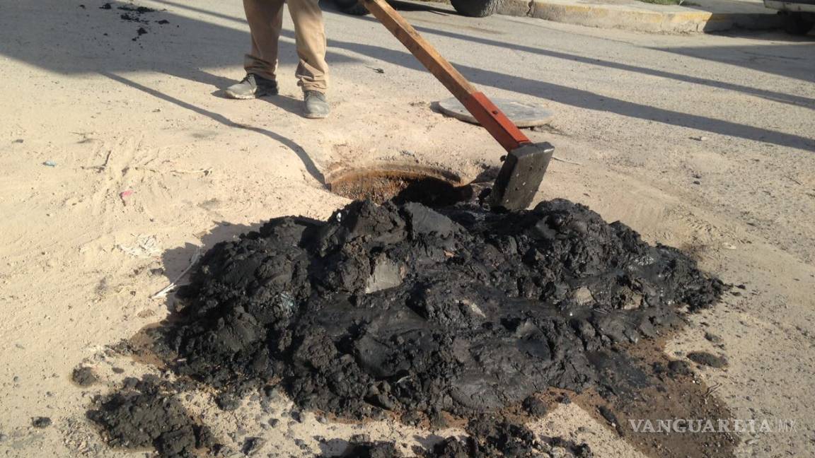$!Limpian redes de drenaje en colonias de Torreón