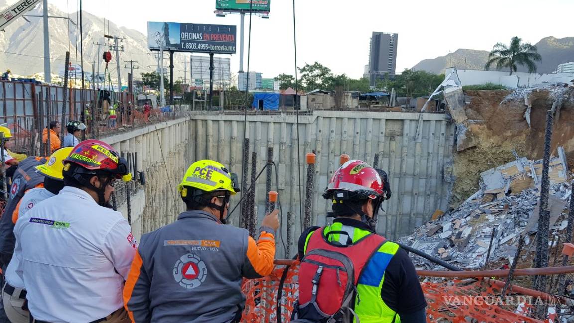 $!Derrumbe en casas de Monterrey deja una persona muerta, otra herida y una desaparecida