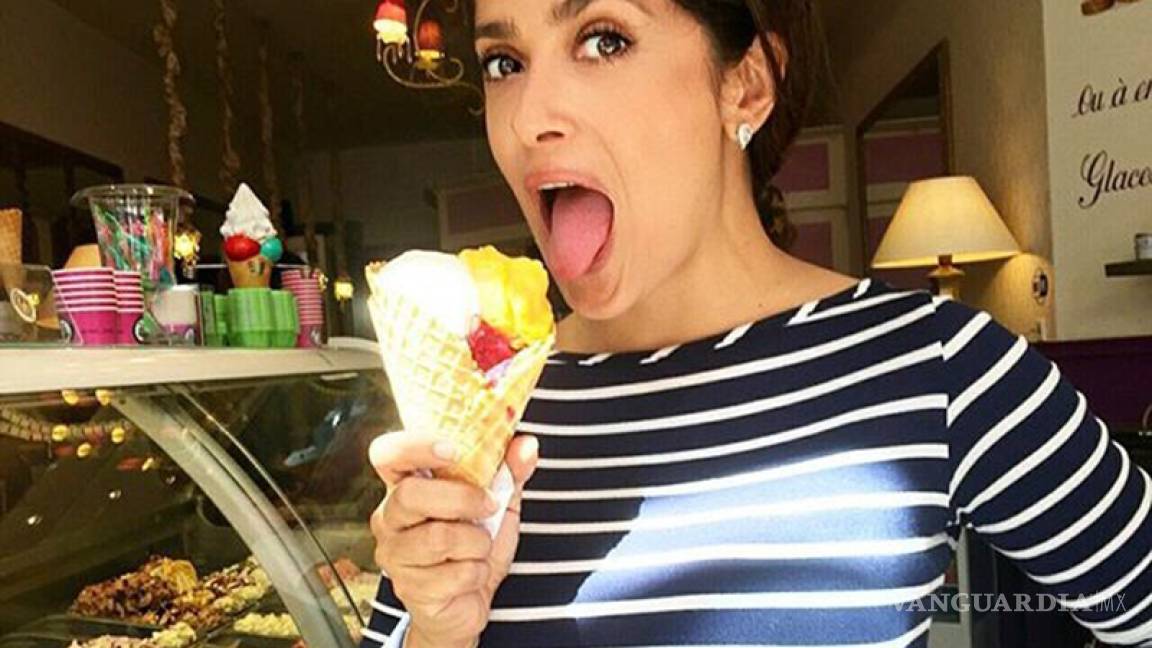 Salma Hayek se come el último helado